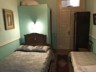Отель Gutsa Artists Mini-Hotel Тбилиси Стандартный трехместный номер-7