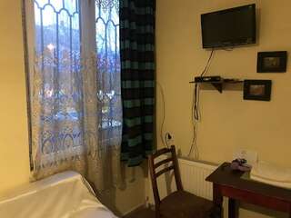Отель Gutsa Artists Mini-Hotel Тбилиси Стандартный трехместный номер-8