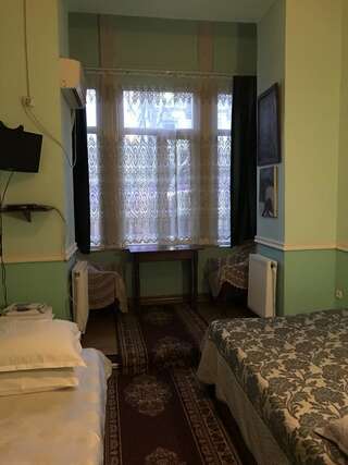 Отель Gutsa Artists Mini-Hotel Тбилиси Стандартный трехместный номер-11