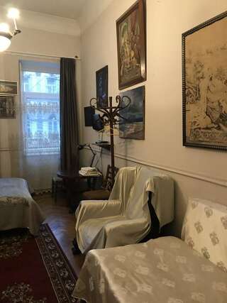 Отель Gutsa Artists Mini-Hotel Тбилиси Стандартный трехместный номер-13