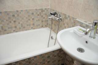 Отель Gutsa Artists Mini-Hotel Тбилиси Стандартный трехместный номер-14