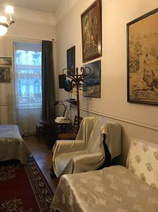 Отель Gutsa Artists Mini-Hotel Тбилиси Стандартный трехместный номер-16