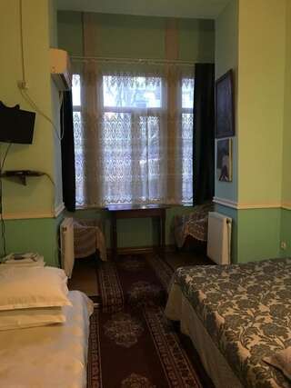 Отель Gutsa Artists Mini-Hotel Тбилиси Стандартный трехместный номер-19
