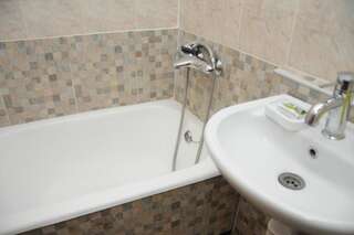 Отель Gutsa Artists Mini-Hotel Тбилиси Стандартный трехместный номер-21