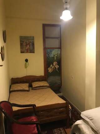 Отель Gutsa Artists Mini-Hotel Тбилиси Стандартный трехместный номер-24