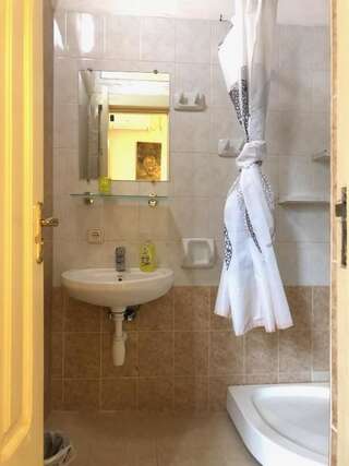 Отель Gutsa Artists Mini-Hotel Тбилиси Стандартный трехместный номер-28