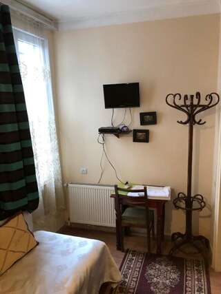 Отель Gutsa Artists Mini-Hotel Тбилиси Стандартный трехместный номер-30