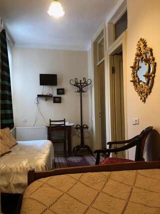 Отель Gutsa Artists Mini-Hotel Тбилиси Стандартный трехместный номер-31