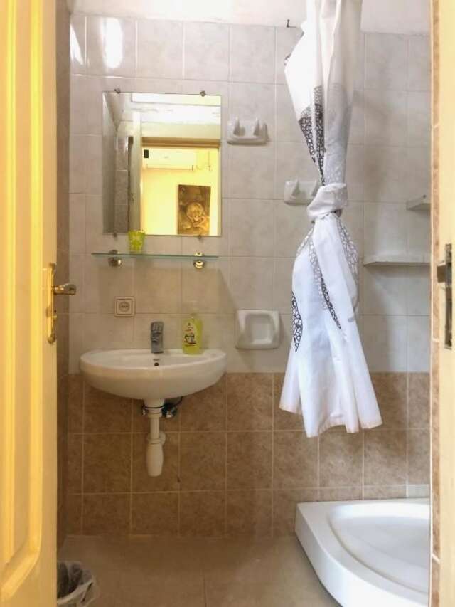 Отель Gutsa Artists Mini-Hotel Тбилиси-60